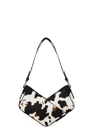 Bolso de mano con estampado de vaca y un diseño distintivo en forma de V. Está hecho de un material texturizado, con colores en blanco y negro y acentos en marrón.