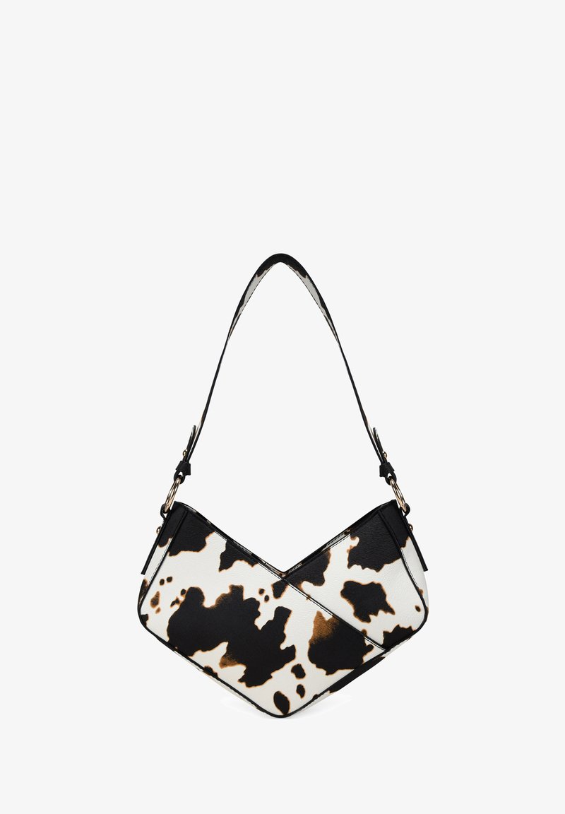 Bolso de mano con estampado de vaca y un diseño distintivo en forma de V. Está hecho de un material texturizado, con colores en blanco y negro y acentos en marrón.