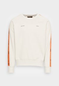 Sudadera beige claro con franjas acento naranja a lo largo de las mangas. Cuenta con puños acanalados y cuello redondo. Incluye logotipo impreso.
