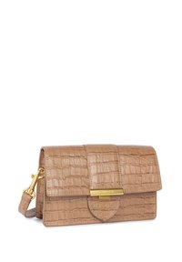 Borsa a tracolla in ecopelle coccodrillo beige con chiusura a pattina, hardware dorato e tracolla staccabile. Forma rettangolare con superficie testurizzata.