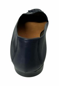 Zapato de cuero navy con punta redonda, textura lisa y un lazo decorativo en la parte trasera. El interior es marrón con poco acolchado.