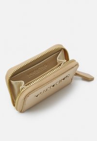 Portafoglio in pelle dorata con zip, dotato di esterno testurizzato, doppio scomparto e logo del brand impresso. Rifinito con hardware della zip in tonalità dorata.