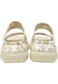 Tan og creme camouflaged klipklapper med en glat overflade, åben bag og flere udskæringsstropper til ventilation. Blødt, let materiale.