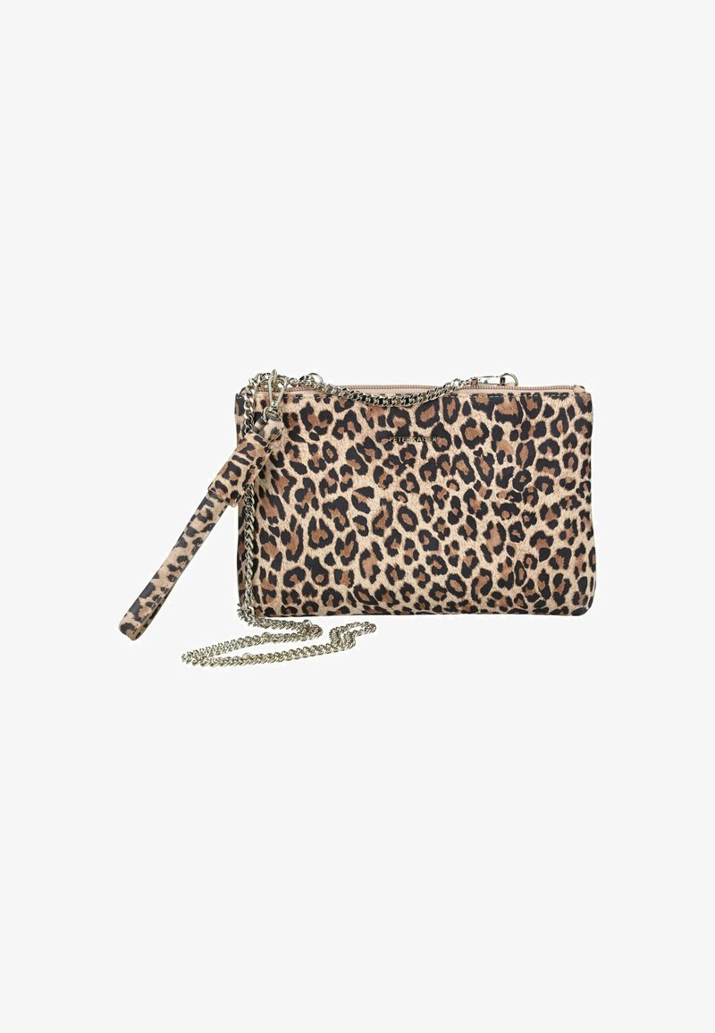 Pochette en imprimé léopard en tissu, avec fermeture zippée, bandoulière en chaîne amovible et un porte-mains assorti. Surface texturée avec des accents noirs.
