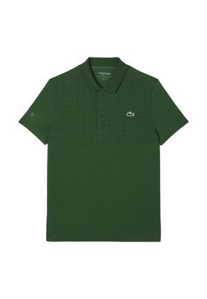 Groene poloshirt van gestructureerde stof, met een subtiel patroon op de bovenhelft, een drieknoopsluiting en een geborduurd logo op de borst.