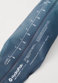 HydraPak Soft Flask, mörkblå, flexibel material, måttmarkeringar, tryckt text och vattendroppe-logotyp upp och ner. Kapacitet: 500 ml.