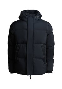 Melna pūkainā jaka ar augstu apkakli, ar rāvējslēdzēju un divām priekšējām kabatām; tai ir kviltēta tekstūra un regulējams šnore uz kapuces.