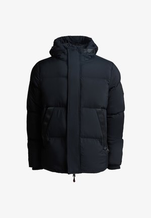 Czarna kurtka puchowa z wysokim kołnierzem, zapięciem na zamek i dwoma przednimi kieszeniami; posiada pikowaną fakturę i regulowany sznurek w kapturze.