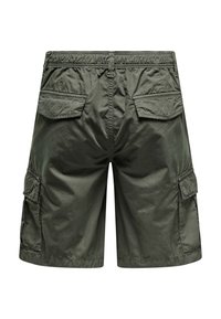 Pantaloni cargo di colore verde scuro, realizzati in tessuto leggero. Presentano una vita elastica, due tasche posteriori e tasche laterali cargo.