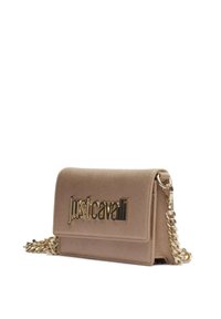 Borsa a tracolla in pelle sintetica beige con una tracolla in catena di tonalità dorata e logo "justcavalli" in rilievo sul davanti. Texture liscia, design minimalista.