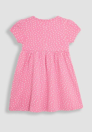 Lyserød bomulds kjole med korte ærmer, prydet med et prikket mønster og en flagrende nederdel. Rundet halsudskæring og syede kantdetaljer.