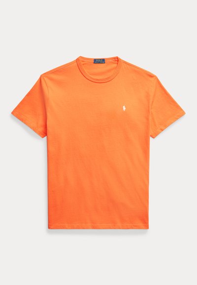 Jasno pomarańczowy t-shirt z krótkim rękawem i okrągłym dekoltem, z małym białym logo konia Polo Ralph Lauren na lewej piersi.