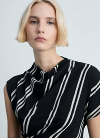 Haut noir avec un design drapé et des rayures verticales blanches. Manches courtes et texture douce et lisse. Silhouette simple et moderne.