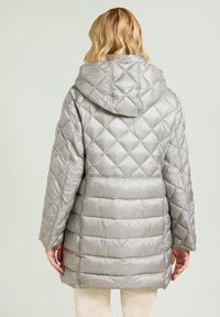 Steppdaunenjacke in Hellgrau mit gestepptem Design, übergroßer Kapuze und lockerer Passform, mit horizontalen und diamantförmigen Mustern.