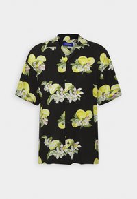 Maglietta nera a maniche corte con un motivo floreale di limoni gialli e fiori bianchi. Il materiale sembra leggero con una vestibilità rilassata.