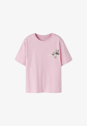 Lichtroze T-shirt met korte mouwen, met een kleine bloemenprint en de tekst "Paradise Forever" op de bovenste linkerborst.
