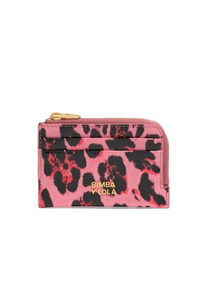 Billetera de cuero rosa con estampado de leopardo negro y rojo, que cuenta con un zipper dorado y logo, múltiples compartimentos para tarjetas y una superficie texturizada.