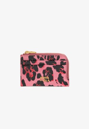 Billetera de cuero rosa con estampado de leopardo negro y rojo, que cuenta con un zipper dorado y logo, múltiples compartimentos para tarjetas y una superficie texturizada.