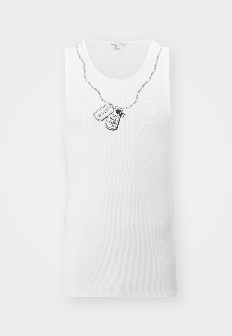 Witte geribbelde tanktop met een zilveren kettingafbeelding en twee hondtags met de tekst: "HAAAT" en "COMPASSIE."