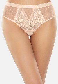 Hochgeschnittene, hautfarbene Unterwäsche mit durchsichtiger Mesh-Optik, Punkten und floralen Spitzenakzenten, weichem Bund und klassischem Slips-Design.