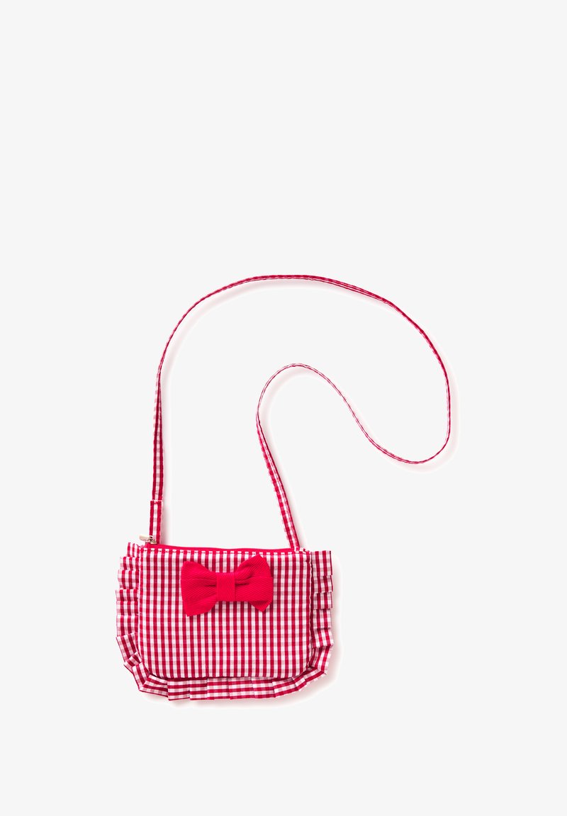 Bolso bandolera de cuadros vichy rojos y blancos con bordes fruncidos y un lazo de tela rojo en la solapa frontal, aislado sobre fondo blanco.