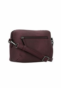Burgunderfarbene Crossbody-Tasche aus strukturiertem synthetischem Material, mit einer vorderen Reißverschlusstasche und einem verstellbaren Trageriemen in passender Farbe.