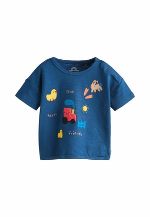 Blaues Baumwoll-T-Shirt mit kurzen Ärmeln, mit bunten, bestickten Bauernhof-Motiven: Traktor, Tiere und Sonne. Knöpfe an der Schulter.