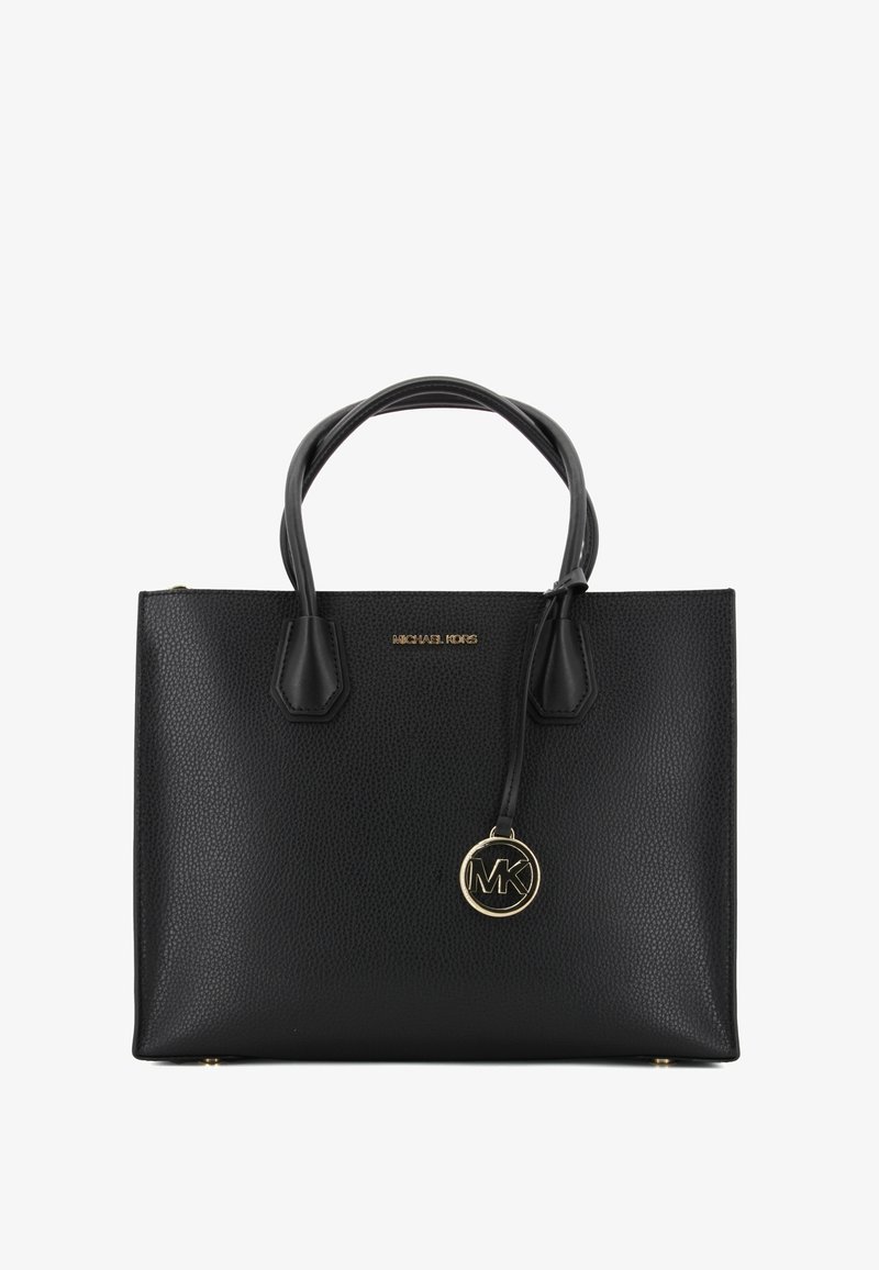Borsa tote in pelle nera con superficie a ciottoli e manici superiori doppi. Presenta un charm con logo dorato MK e una superficie testurizzata. Forma rettangolare semplice.