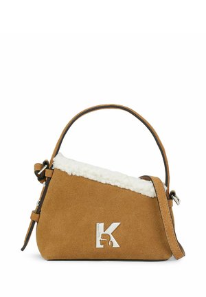 Petit sac à main en daim marron avec bordure en shearling blanc, poignée unique sur le dessus, bandoulière réglable et logo lettre K argenté à l'avant.
