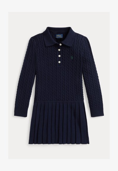 Morsko modra pletena polo obleka ima ovratnik, tri gumbe, strukturirano pletenje in zasnovo s plisiranim krilom.