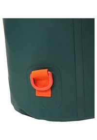 Tela impermeable de color verde oscuro con una correa de bucle naranja cosida cerca del borde inferior, que presenta un accesorio en forma de D de plástico rojo.