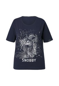 Tummansininen puuvillapaita, jossa on pyöreä kaula-aukko. Paidassa on valkoinen luonnos koirasta ja sana "SNOBBY" sen alla. Lyhyet hihat.