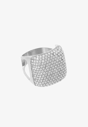 Large bague en argent avec un visage rectangulaire recouvert de multiples petites pierres précieuses claires et scintillantes, sur fond blanc.