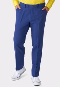 Pantaloni blu realizzati in un tessuto liscio con vestibilità su misura, dotati di due tasche frontali e chiusura a bottone in vita.