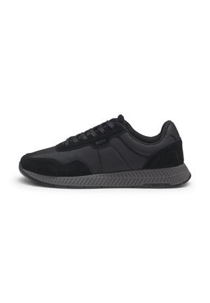 Zapatilla baja negra de ante y paneles de tela, con suela texturizada y logo de BOSS en el lado y en la suela, mostrada de perfil sobre un fondo blanco.