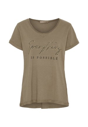Oliven grøn T-shirt med V-hals, korte ærmer og en løs pasform. Udsmykket med sort nittet tekst "Alt er muligt" i kursiv.