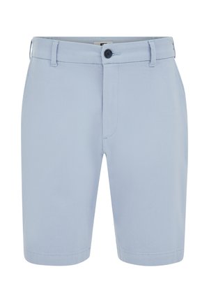 Shorts pour hommes en tissu bleu clair texturé, avec fermeture par bouton et passants pour ceinture, longueur genou et coupe ajustée.