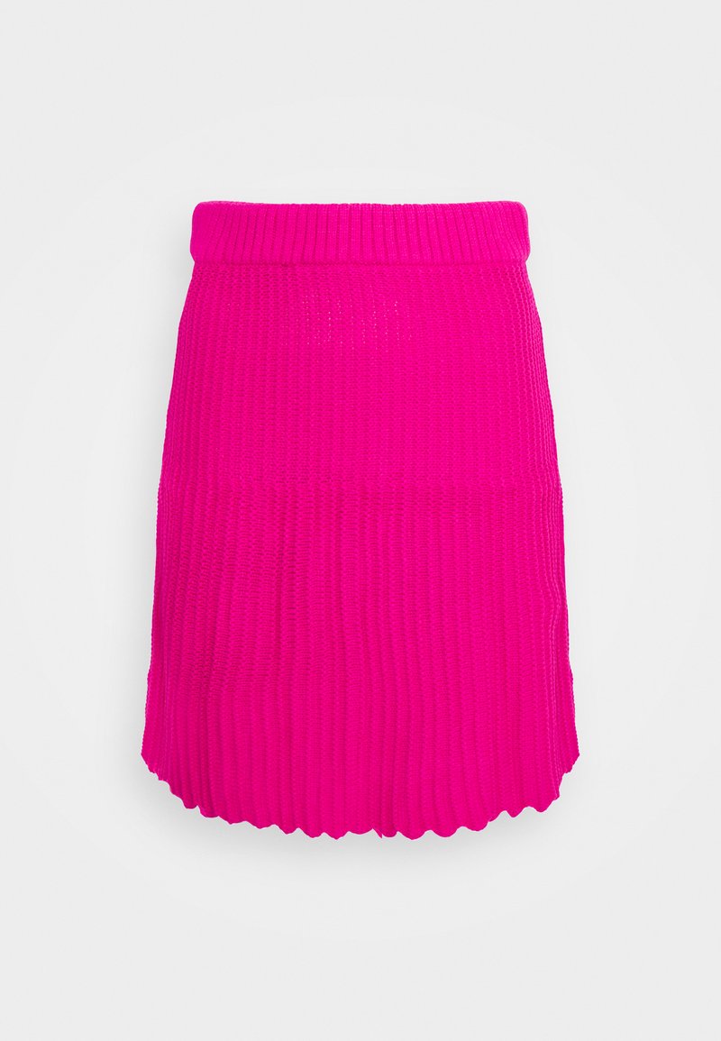 Saia mini de malha cor-de-rosa com textura canelada, apresentando uma bainha em formato de ondulação e um cós elástico para uma silhueta ajustada.
