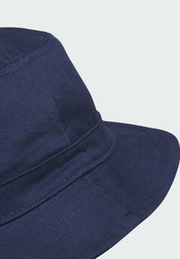 Navyblauwe bucket hat van textuurstof, met een brede rand en subtiele stikdetails. Ideaal voor casual wear of buitenactiviteiten.