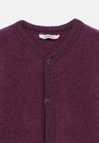 Ljubičasti pleteni kardigan s rebrastim V-izrezom ovratnika, patentnim zatvaračem i dva odgovarajuća gumba, prikazuje gornji prednji dio.