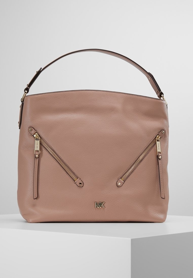 Grand sac à main en cuir rose avec deux poches zippées en biais, ferrures dorées et une bandoulière marron. Caractérisé par une surface texturée.