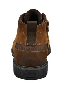 Braune Wildleder-Ankle-Boots mit runder Zehenform, Reißverschluss auf der Rückseite und strukturierten schwarzen Gummisohlen. Logo "bugatti" sichtbar an der Ferse und an der Oberseite.