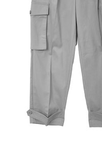 Graue Cargo-Hosen mit Seitentaschen, einem lockeren Schnitt und geknöpften Details an den Säumen. Hergestellt aus leichtem Stoff.
