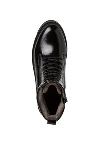 Botín de cuero sintético negro con punta redonda, cordones en el frente y forro de piel de pelo. Presenta una textura suave y brillante y una lengüeta en la parte trasera.