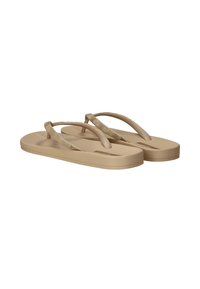 Beige slippers met textuurriemen en een gebogen ontwerp. Platte zool met een lichte verhoging bij de hiel. Eenvoudig patroon op de riemen voegt detail toe.