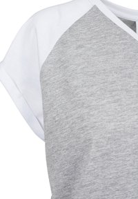 Camiseta gris con mangas cortas blancas; escote redondo; tejido suave de mezcla de algodón; diseño de mangas en contraste; corte casual.