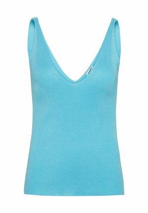 Top de tirantes azul claro con canalé, escote en V, tirantes estrechos y silueta ajustada. El material parece suave y elástico.