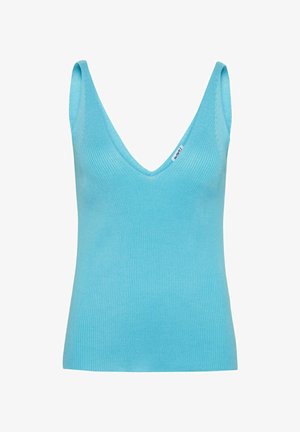 Jasnoniebieski prążkowany top na ramiączkach z dekoltem w kształcie litery V, wąskimi ramiączkami i dopasowanym krojem. Materiał wydaje się miękki i elastyczny.