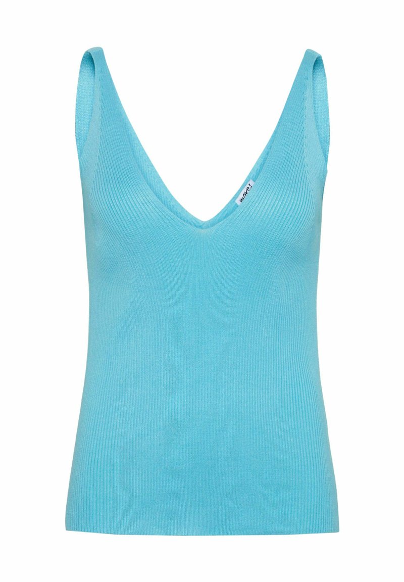 Top de tirantes azul claro con canalé, escote en V, tirantes estrechos y silueta ajustada. El material parece suave y elástico.