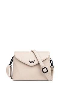Béžová kožená kabelka přes rameno s klopnou, vybavená černým kováním a logem. Nastavitelný popruh a hladký povrch.